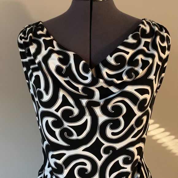 Fitted sleeveless dress with swirl pattern - Picture 2 of 7